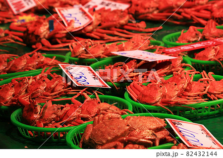 市場のカニの写真 82432144