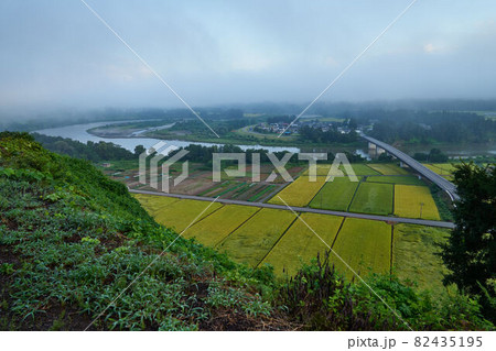 新潟県長岡市　越後川口SA下りからの信濃川 82435195