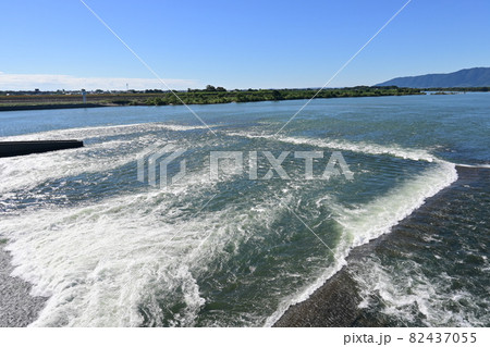 堤防の水の放水 堤防の水の放水 82437055