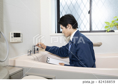 バスルームのリフォームの見積もりをする営業マン バスルームのリフォームの見積もりをする営業マン 82438859