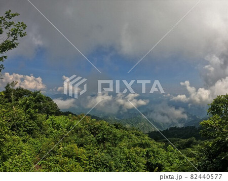 御神楽岳からの周辺の山並みと青空 82440577