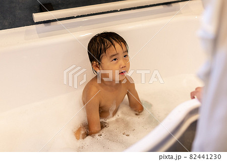 お風呂で遊ぶ幼児 バスタイム お風呂で遊ぶ幼児 バスタイム 82441230