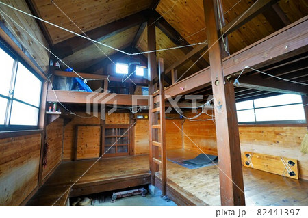 粟ヶ岳の砥沢のヒュッテ内部 82441397