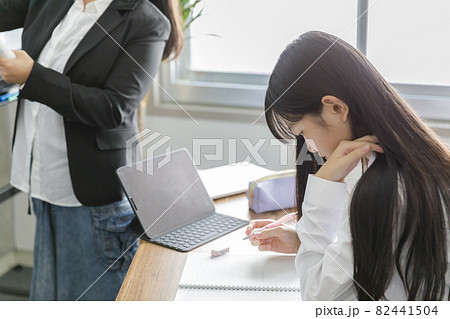 塾で勉強をする女子高生 82441504