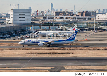 【羽田空港第一ターミナル　タキシング中のANA機】 82441511