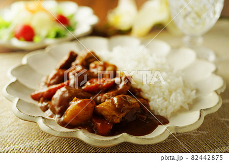 チキンカレーと野菜サラダ 82442875