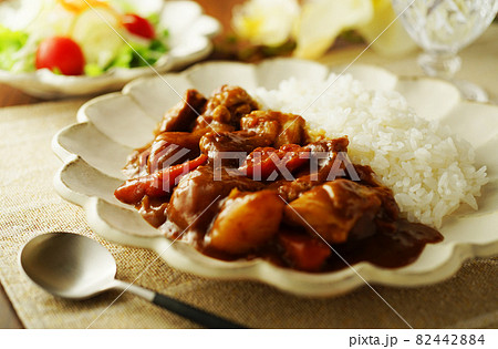 チキンカレーと野菜サラダ 82442884