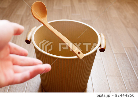 木のおたまじゃくしをゴミ箱へ投げ捨てる 木のおたまじゃくしをゴミ箱へ投げ捨てる 82444850