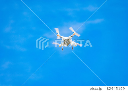 ドローンと青空 ドローンと青空 82445199