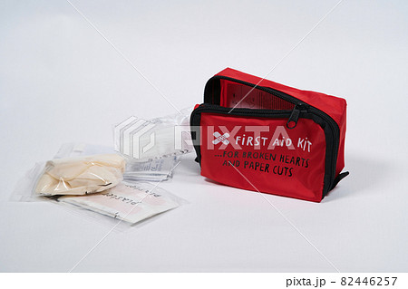 赤い応急処置セット 赤い応急処置セット 82446257
