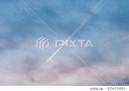 夕焼け空にかかる飛行機雲 82452091
