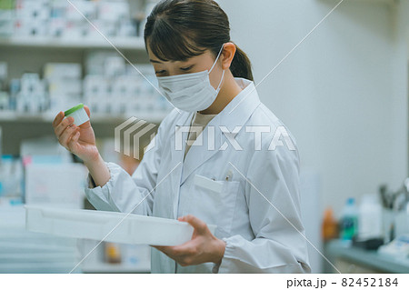 調剤薬局薬剤師の調剤業務 82452184