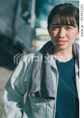 女性トラック運転手 82452201