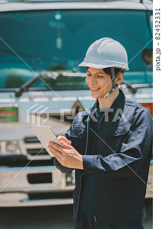 トラック運転手とタブレット 82452331