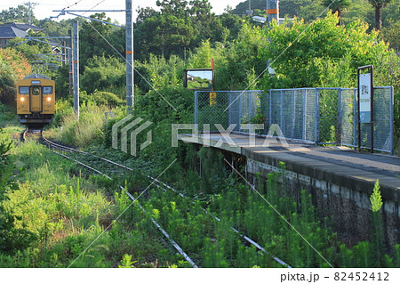 町中の秘境駅「長門本山駅」に到着する小野田支線123系電車_2021/8/10撮影 町中の秘境駅「長門本山駅」に到着する小野田支線123系電車_2021/8/10撮影 82452412