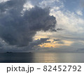 黒い雲に飲み込まれる空 82452792