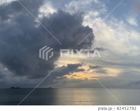 黒い雲に飲み込まれる空 82452792
