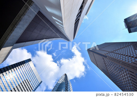 晴天の日の新宿高層ビル街 晴天の日の新宿高層ビル街 82454530