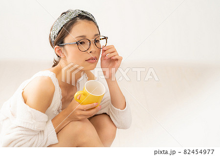 若い女性のライフスタイル 若い女性のライフスタイル 82454977