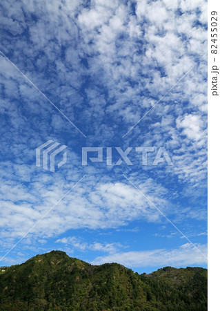 里山の稜線と秋の空 福島県只見町 里山の稜線と秋の空 福島県只見町 82455029