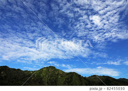 里山の稜線と秋の空 福島県只見町 里山の稜線と秋の空 福島県只見町 82455030