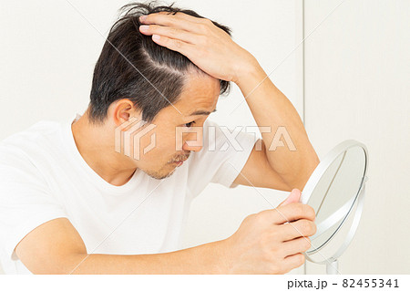 髪を気にする男性 髪を気にする男性 82455341
