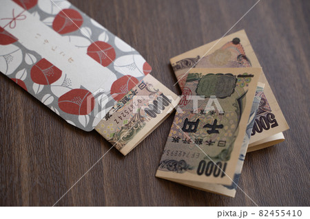 ポチ袋に入ったお金のイメージ ポチ袋に入ったお金のイメージ 82455410