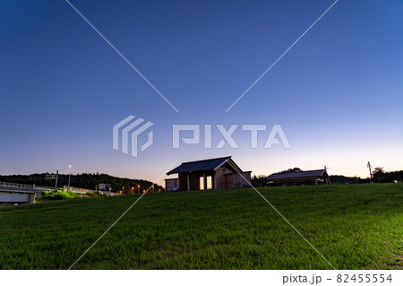 三重県四日市市 くるべ官衙遺跡の八脚門の夕景 三重県四日市市 くるべ官衙遺跡の八脚門の夕景 82455554