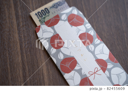 ぽち袋に入った千円札のイメージ ぽち袋に入った千円札のイメージ 82455609