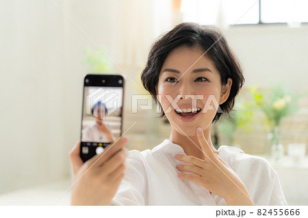 若い女性のインフルエンサーイメージ 若い女性のインフルエンサーイメージ 82455666