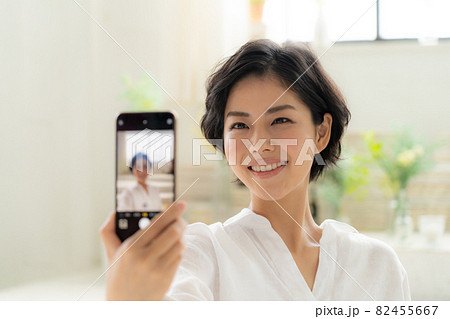 若い女性のインフルエンサーイメージ 82455667