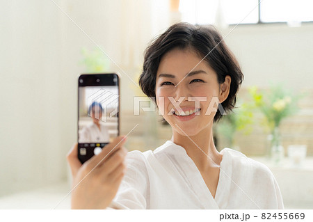 若い女性のインフルエンサーイメージ 若い女性のインフルエンサーイメージ 82455669