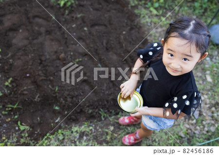 家庭菜園を楽しむ女の子 家庭菜園を楽しむ女の子 82456186