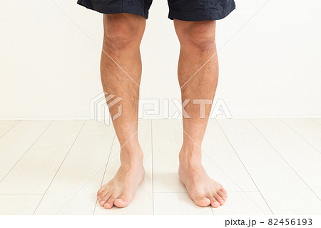 男性の足 82456193