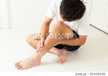 すね毛を気にする男性 82456200