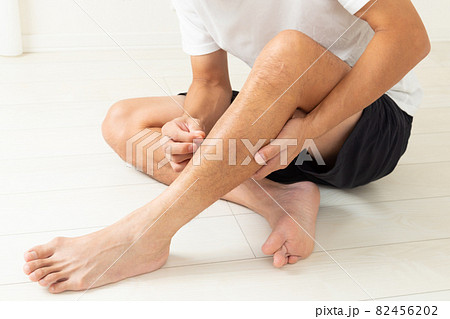 すね毛を気にする男性 すね毛を気にする男性 82456202