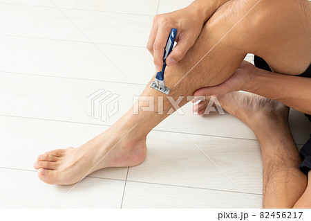すね毛を剃る男性の足元 82456217