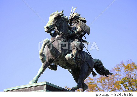 皇居外苑の楠木正成像 82456269