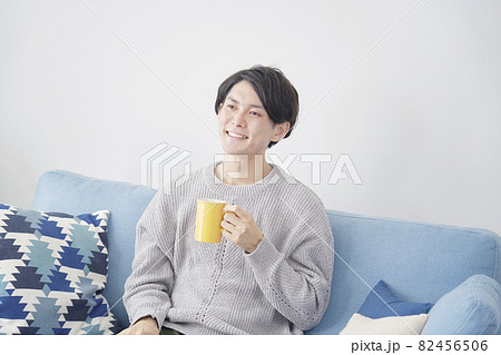 マグカップを持つ男性 マグカップを持つ男性 82456506