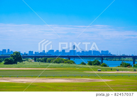 淀川と大阪の高層ビル群 淀川と大阪の高層ビル群 82457037