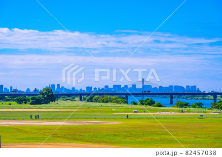 淀川と大阪の高層ビル群 淀川と大阪の高層ビル群 82457038