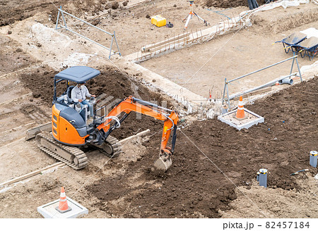 ミニ油圧ショベル 掘削工事 埋め戻しの写真素材 [82457184] - PIXTA