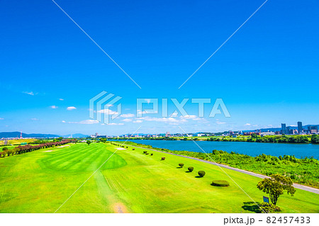 淀川と河川敷ゴルフ場 82457433