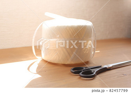 不用品を縛るためのビニール紐とはさみ 82457799
