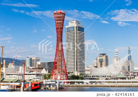 快晴の神戸港・メリケンパークのポートタワーと神戸海洋博物館 快晴の神戸港・メリケンパークのポートタワーと神戸海洋博物館 82458163