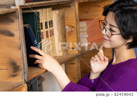女性の読書イメージ 女性の読書イメージ 82459042