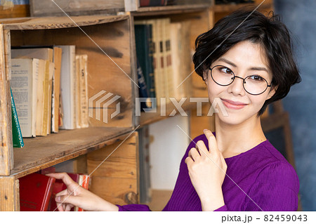 女性の読書イメージ 82459043