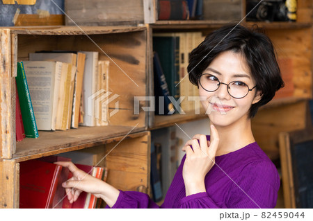 女性の読書イメージ 女性の読書イメージ 82459044