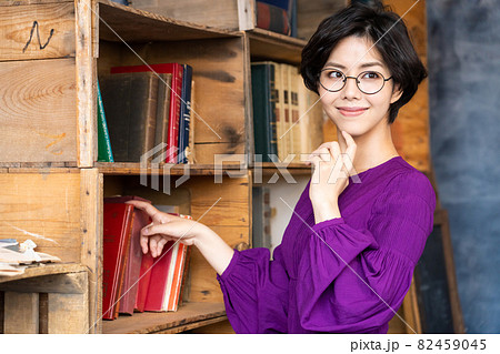 女性の読書イメージ 女性の読書イメージ 82459045