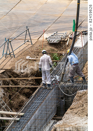 建築 コンクリート打設 棒形振動機 柱の打込み 建築 コンクリート打設 棒形振動機 柱の打込み 82459626